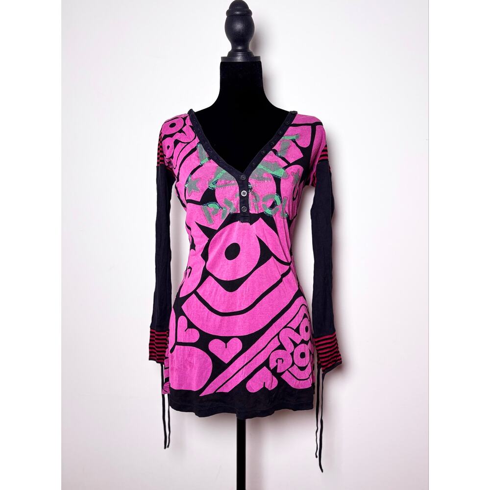 Vtg Y2K Custo Barcelona Pink Pop Art Graphic Print Long Tie Sleeve Henley Top